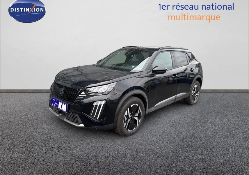Peugeot 2008 Hybrid noir métal en 3/4 avant droit, avec feux LED et jantes bi-ton distinctives.