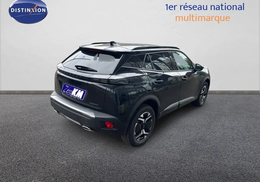 Vue 3/4 arrière droite du Peugeot 2008 Hybrid noir métal 2025 avec feux LED et jantes bi-ton.
