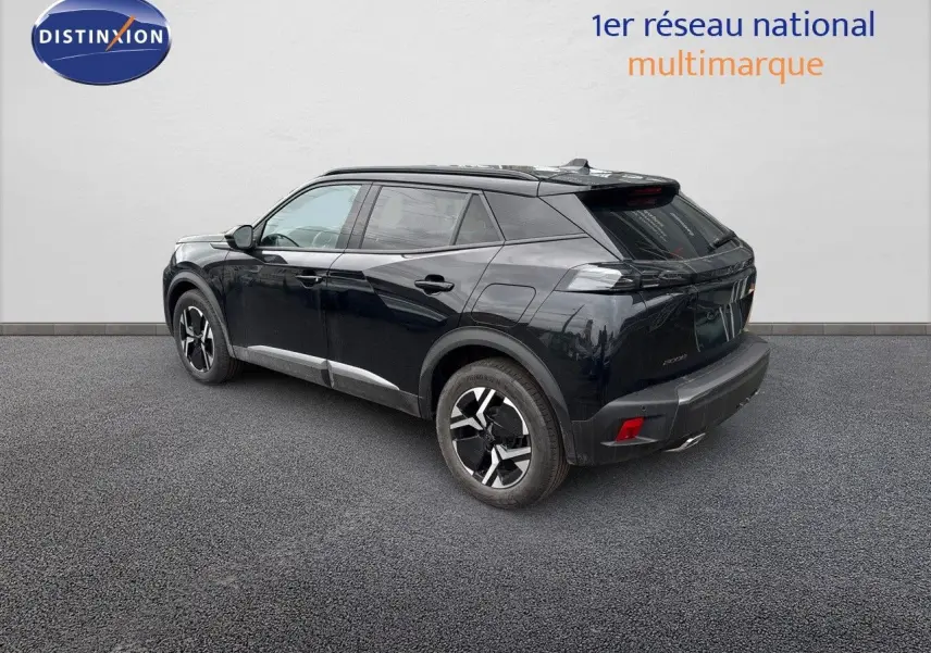 Peugeot 2008 Hybrid noir métal vue 3/4 arrière côté gauche, avec jantes bi-ton et toit panoramique.