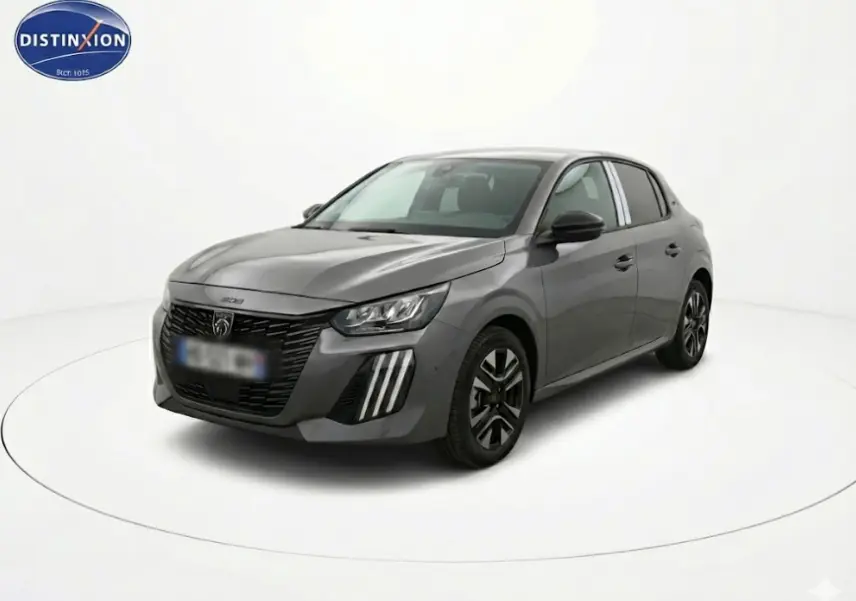 Peugeot 208 Hybrid 145 gris vue 3/4 avant droit avec jantes alliage et feux diurnes à LED verticales.