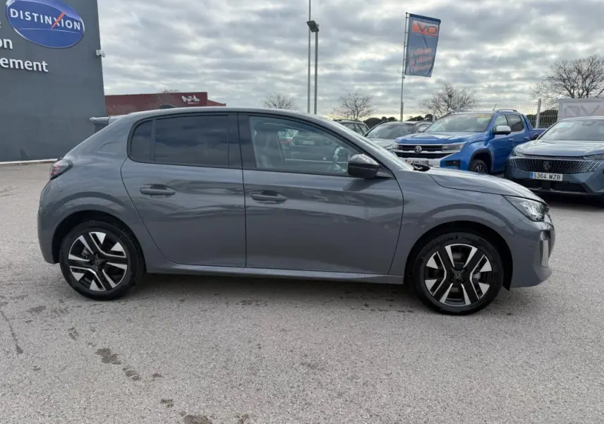 Peugeot 208 Hybrid 145 gris vue de profil côté gauche, avec jantes alliage 16 pouces et vitres teintées.
