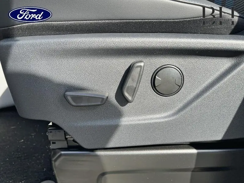 Détail des commandes électriques de réglage du siège conducteur gris dans un Ford Transit Custom Fourgon 2026.