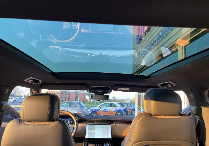 Vue intérieure avant du Range Rover Sport P440 HSE R-Dynamic 2023, avec toit panoramique et sièges cuir Caraway/Ebony.