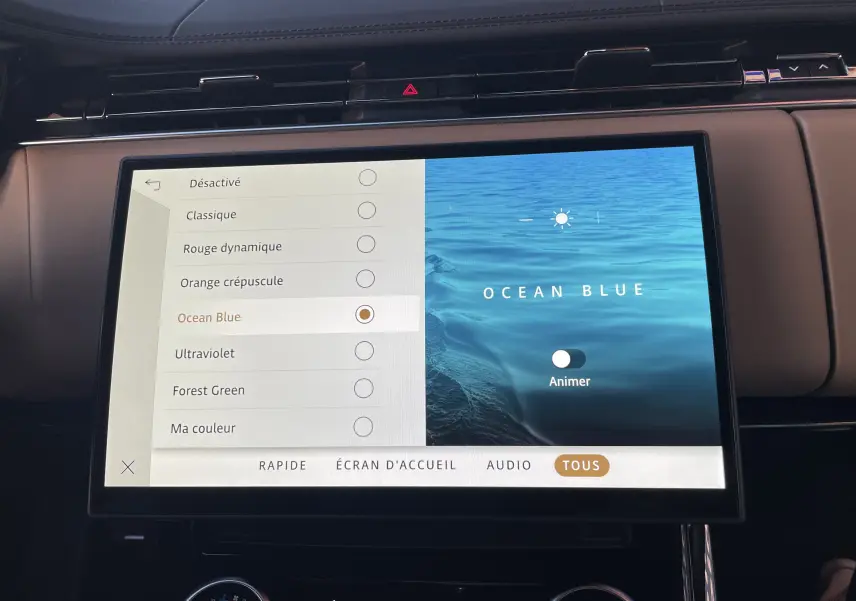 Écran tactile central du Range Rover Sport P440 HSE R-Dynamic 2023, affichant le réglage d’éclairage d’ambiance Ocean Blue.