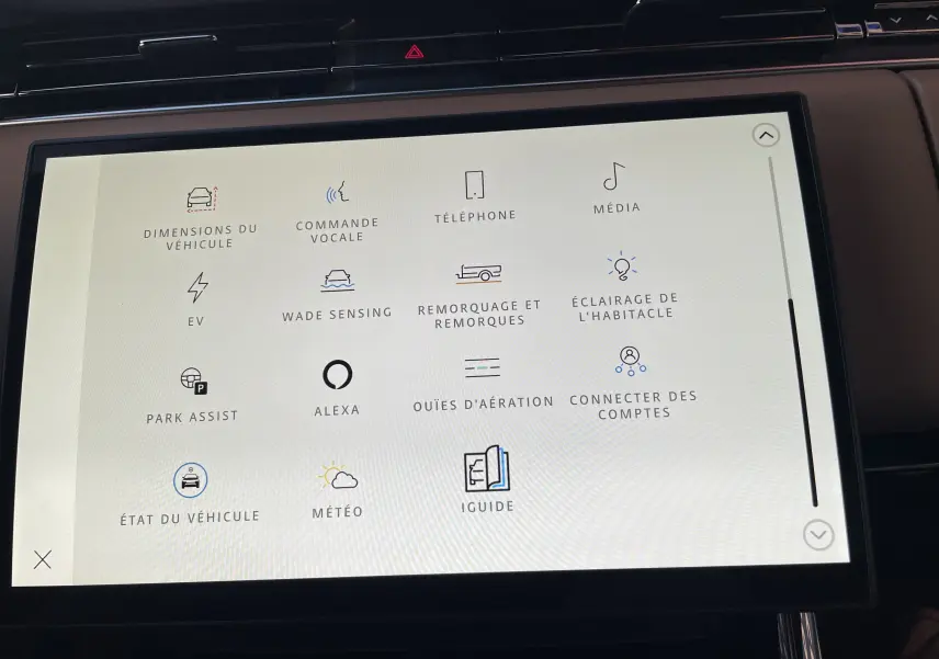 Écran tactile central du Range Rover Sport P440 HSE R-Dynamic 2023 affichant les options de commande et assistance.
