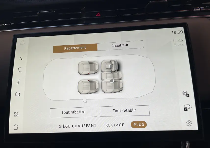 Écran tactile intérieur du Range Rover Sport 2023 montrant les commandes de rabattement des sièges chauffants.
