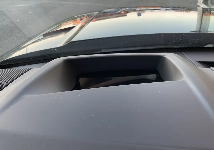 Gros plan sur le tableau de bord noir mat du Range Rover Sport P440 HSE R-Dynamic 2023, avec pare-brise en arrière-plan.