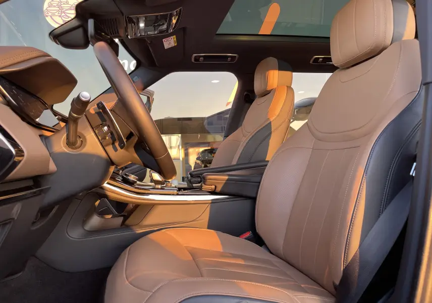 Vue intérieure côté conducteur du Range Rover Sport P440 HSE R-Dynamic 2023 avec sièges cuir Caraway/Ebony et toit panoramique.