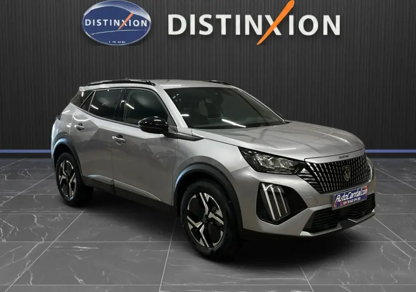 Peugeot 2008 gris Artense métal en 3/4 avant droit, avec calandre distinctive et jantes bi-ton noires.