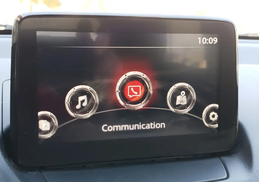 Écran central du système multimédia de la Mazda2 2018 affichant le menu Communication en interface digitale.