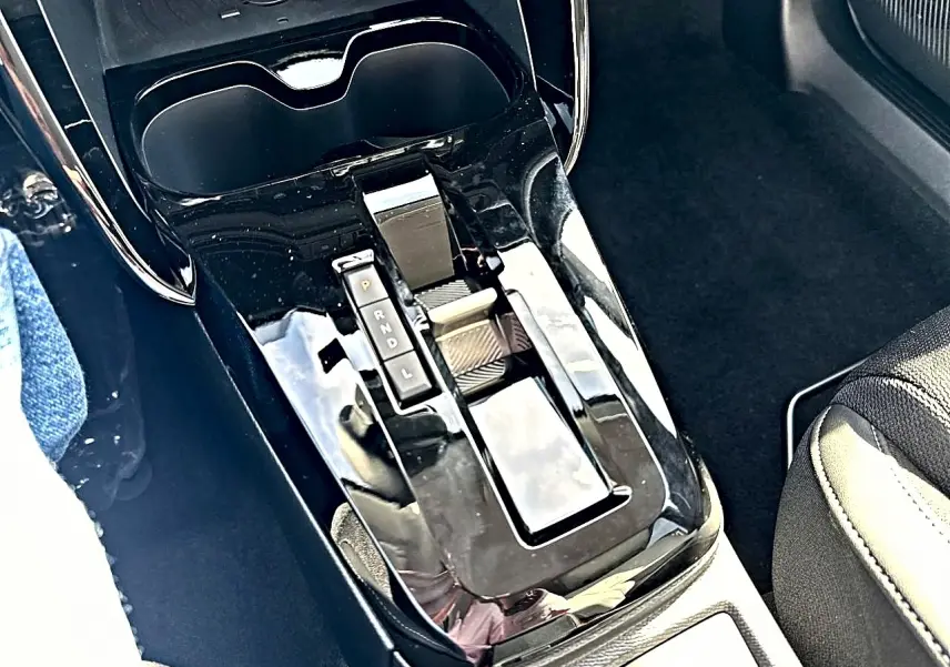 Gros plan sur la console centrale noire brillante avec levier de vitesses automatique du Citroën C3 Aircross.