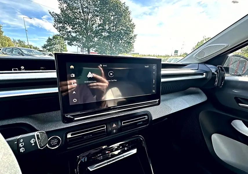 Vue intérieure du tableau de bord de la Citroën C3 Aircross blanc, avec écran tactile central et commandes modernes.