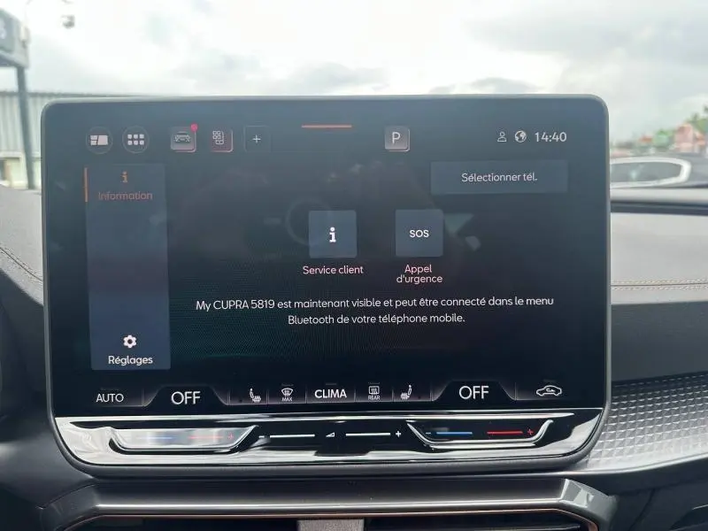 Écran tactile central de la CUPRA Formentor 2.0 TDI 150ch 2026 affichant le menu service client et appel d'urgence.