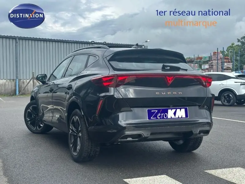 Vue 3/4 arrière du CUPRA Formentor noir Minuit métallisé avec feux arrière LED et double sortie d’échappement.