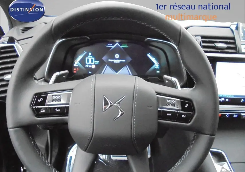 Vue rapprochée du volant cuir noir du DS7 Crossback E-TENSE 2021 avec commandes intégrées et tableau de bord numérique.