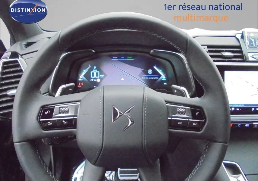 Vue rapprochée du volant cuir noir du DS7 Crossback E-TENSE 2021 avec tableau de bord numérique et écran tactile.