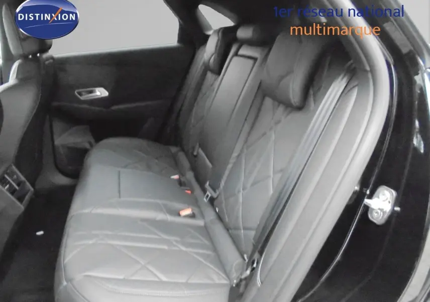 Vue intérieure montrant la banquette arrière en cuir noir matelassé du DS7 Crossback E-TENSE 2021, porte ouverte côté droit.
