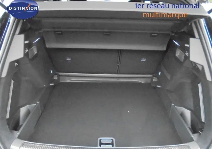 Coffre ouvert du DS7 Crossback noir perle métal, vue arrière montrant un espace de chargement spacieux et bien fini.