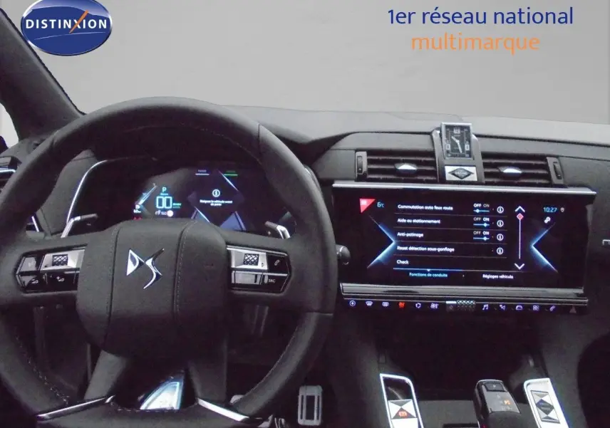 Vue intérieure du tableau de bord et volant du DS7 Crossback E-TENSE 2021, avec écran tactile et finitions noires élégantes.