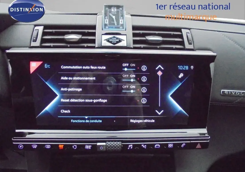 Tableau de bord du DS7 Crossback noir perle métal, vue frontale centrée sur l'écran tactile et horloge digitale.