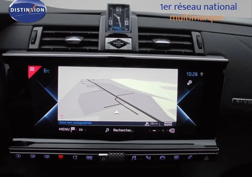 Écran tactile central et horloge digitale dans l'habitacle noir du DS7 Crossback E-TENSE 2021, vue de face rapprochée.