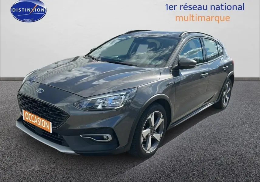 Ford Focus Active gris foncé vue 3/4 avant droit avec barres de toit et jantes alliage 17 pouces.