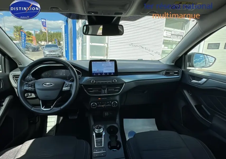 Vue intérieure avant de la Ford Focus Active 2021 gris foncé, avec tableau de bord moderne et écran tactile central.