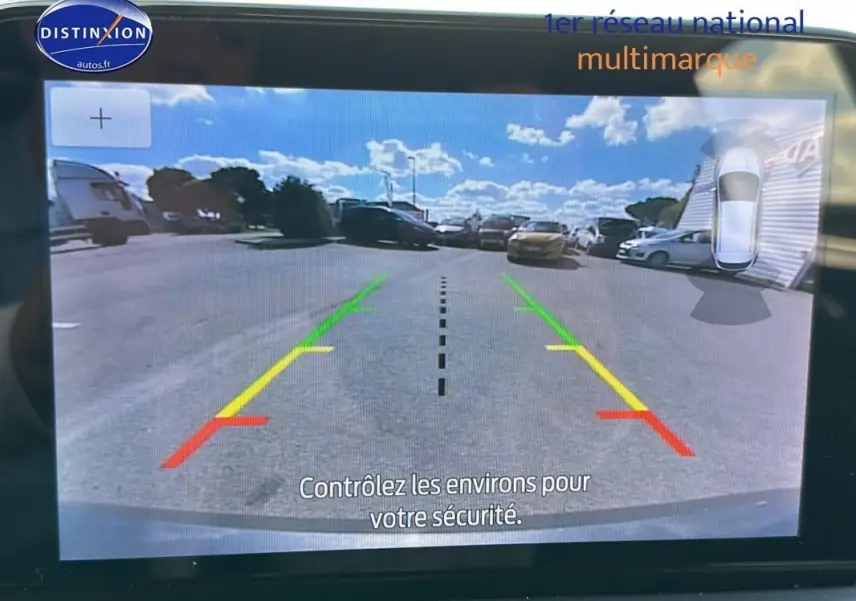 Affichage de la caméra de recul de la Ford Focus Active gris foncé, avec lignes de guidage colorées et vue arrière dégagée.