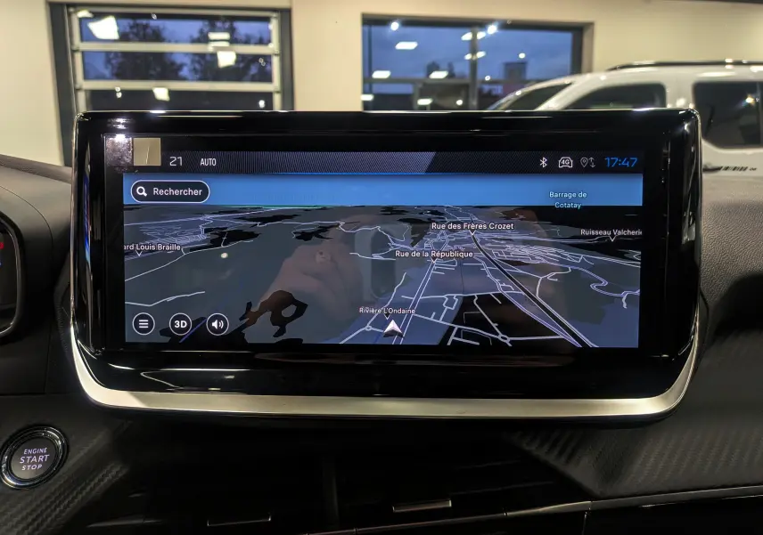 Écran tactile central du Peugeot 2008 Hybrid 145 Allure affichant la navigation en intérieur du véhicule.