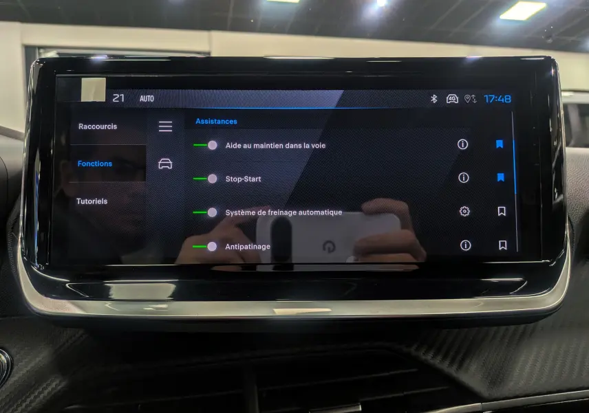 Écran tactile central du Peugeot 2008 Hybrid 145 Allure affichant les aides à la conduite activées.