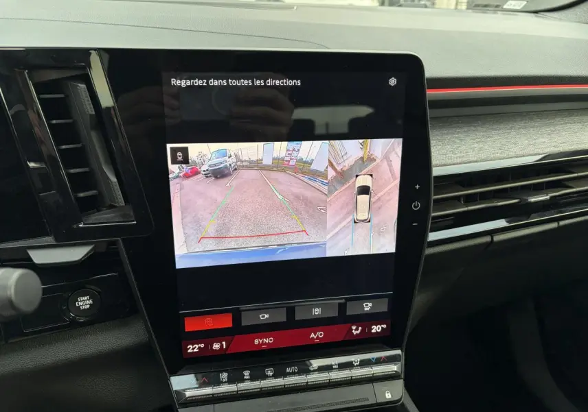Vue rapprochée de l’écran central du Renault Austral 2025 affichant la caméra 360° avec vue arrière et vue aérienne du véhicule.