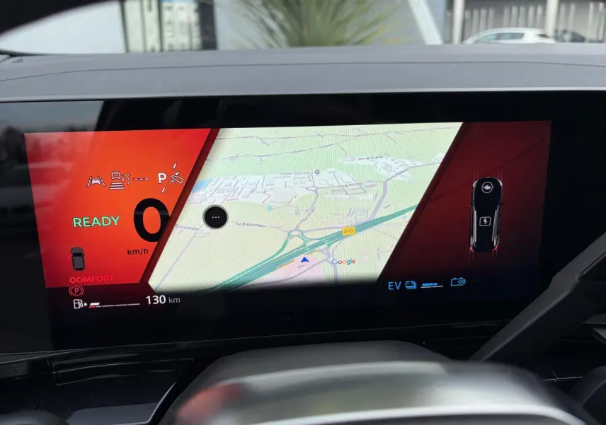 Tableau de bord numérique Renault Austral E-Tech 2025 montrant navigation Google Maps et état du véhicule en mode hybride.