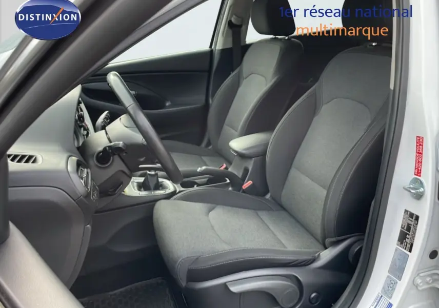 Vue intérieure côté conducteur de la Hyundai i30 SW 1.5 T-GDI 160CH Smart 2022 avec sièges tissu gris et volant cuir.