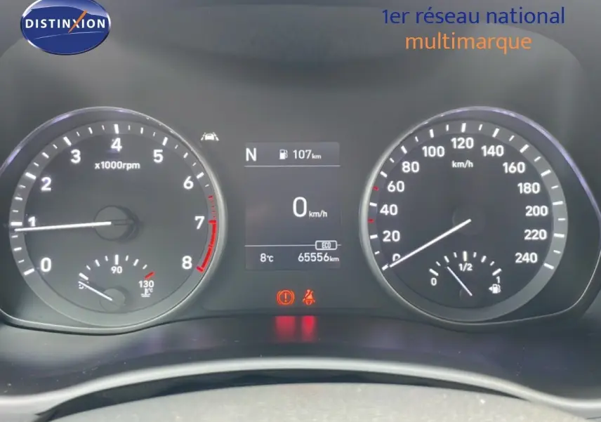 Vue rapprochée du tableau de bord de la Hyundai i30 SW blanc Atlas, affichant compte-tours, vitesse et informations numériques.