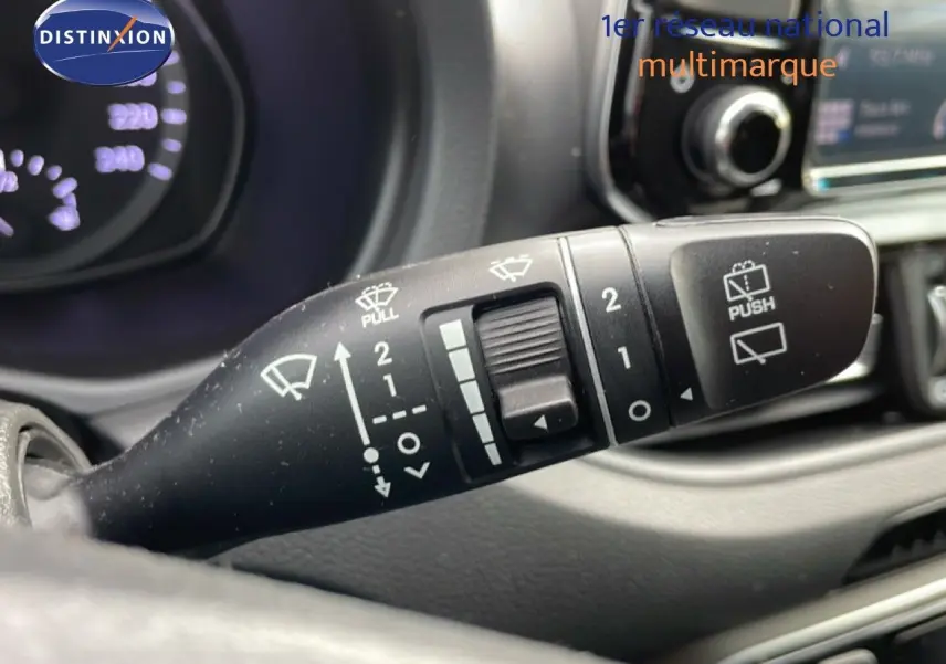 Gros plan sur la commande d’essuie-glace côté droit du tableau de bord d’une Hyundai i30 SW blanche, 2022.