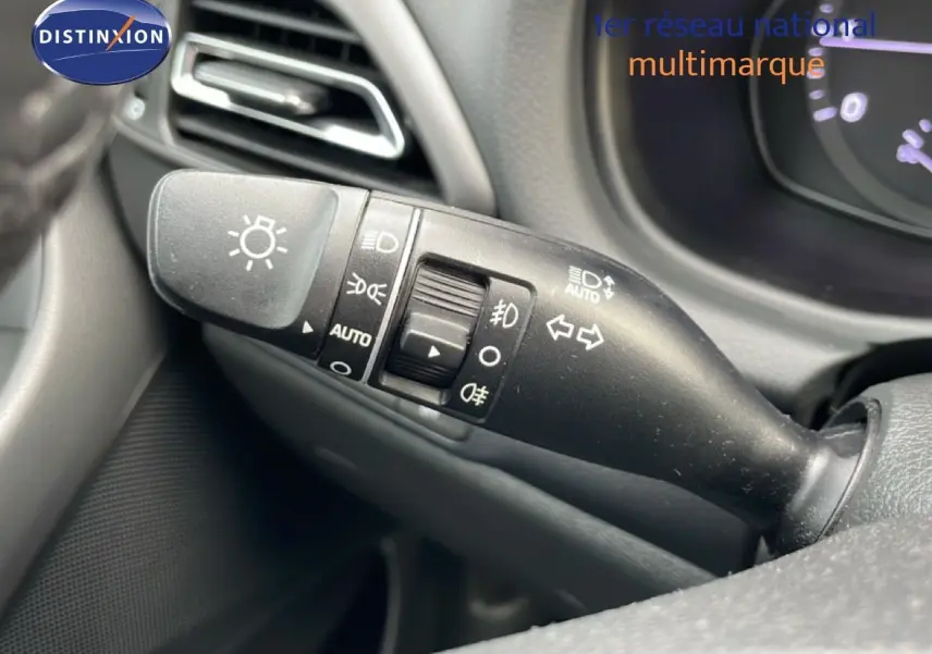 Gros plan sur la commande des feux et clignotants côté gauche du tableau de bord d'une Hyundai i30 SW blanche.