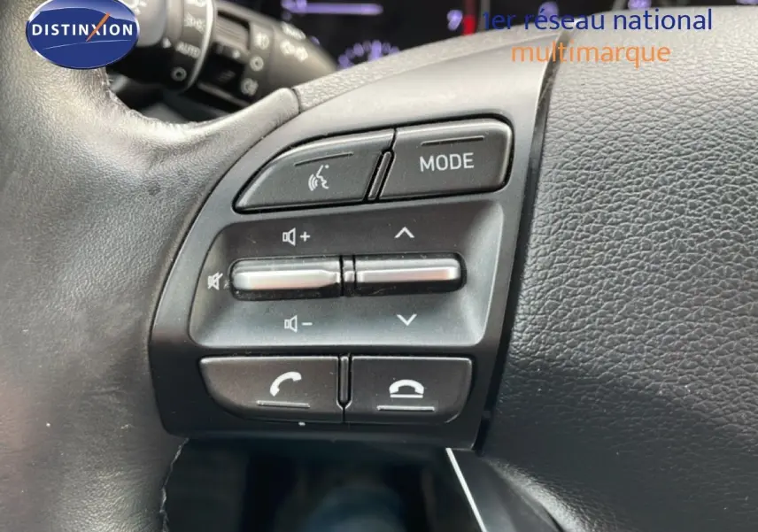 Gros plan sur les commandes du volant noir de la Hyundai i30 SW 1.5 T-GDI 160CH SMART blanche, vue intérieure.