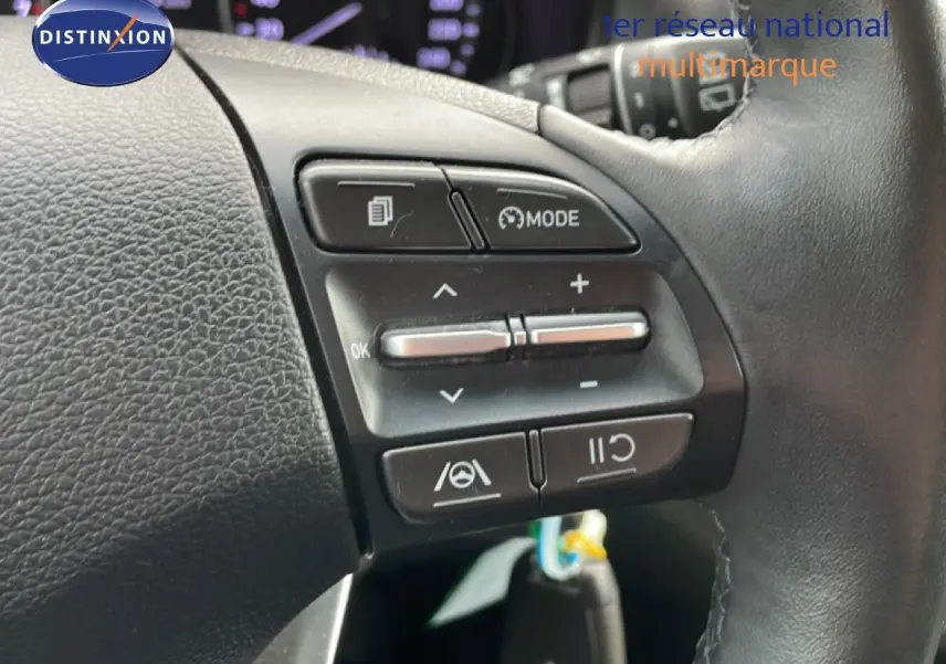 Gros plan sur les commandes au volant en cuir noir de la Hyundai i30 SW blanc Atlas, version 2022.