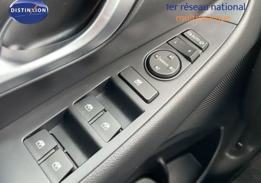 Gros plan sur la commande des vitres et rétroviseurs côté conducteur de la Hyundai i30 SW blanche de 2022.