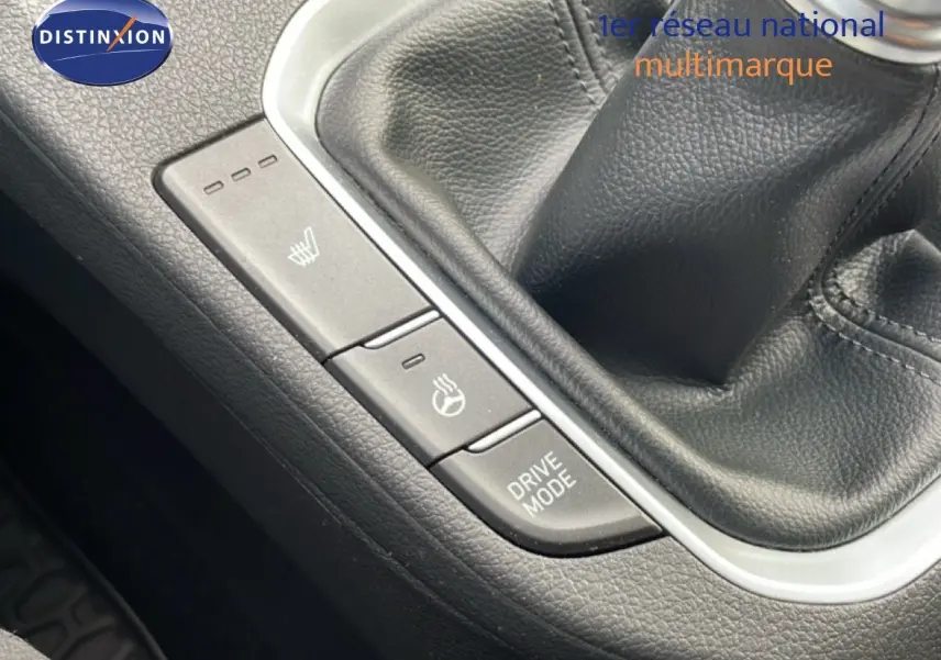 Gros plan sur la console centrale noire de la Hyundai i30 SW 2022, montrant le levier de vitesse et les boutons chauffants.