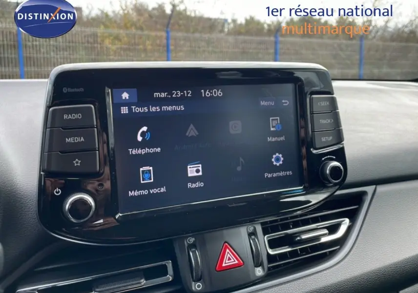 Vue intérieure centrée sur l’écran tactile multimédia du tableau de bord de la Hyundai i30 SW 2022.