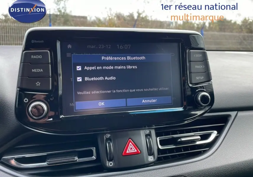 Vue rapprochée de l’écran tactile central du tableau de bord d’une Hyundai i30 SW blanc Atlas, affichant les préférences Bluetooth.