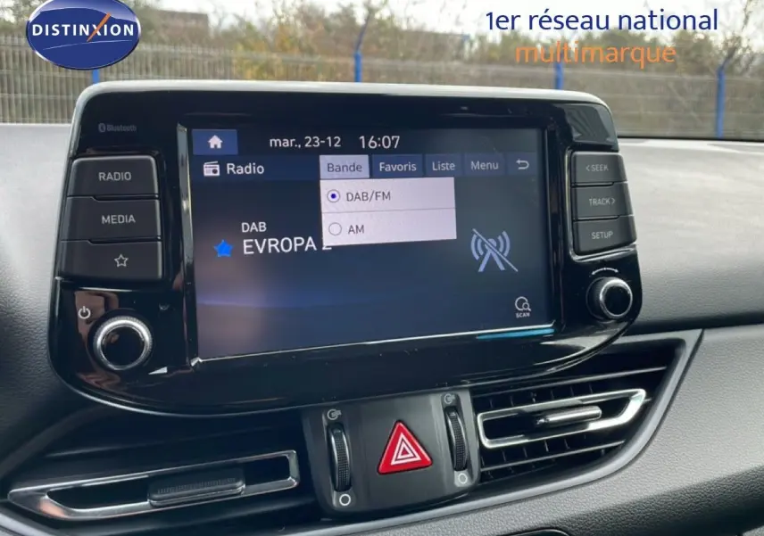 Vue rapprochée de l'écran multimédia central de la Hyundai i30 SW 2022 avec interface radio DAB/FM affichée.