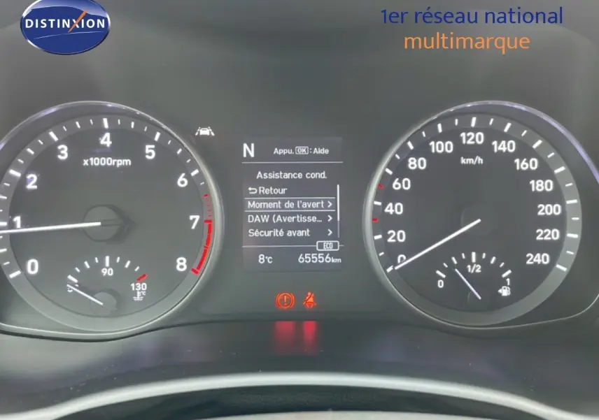 Vue rapprochée du tableau de bord de la Hyundai i30 SW blanc Atlas 2022, affichant compte-tours, vitesse et écran central.