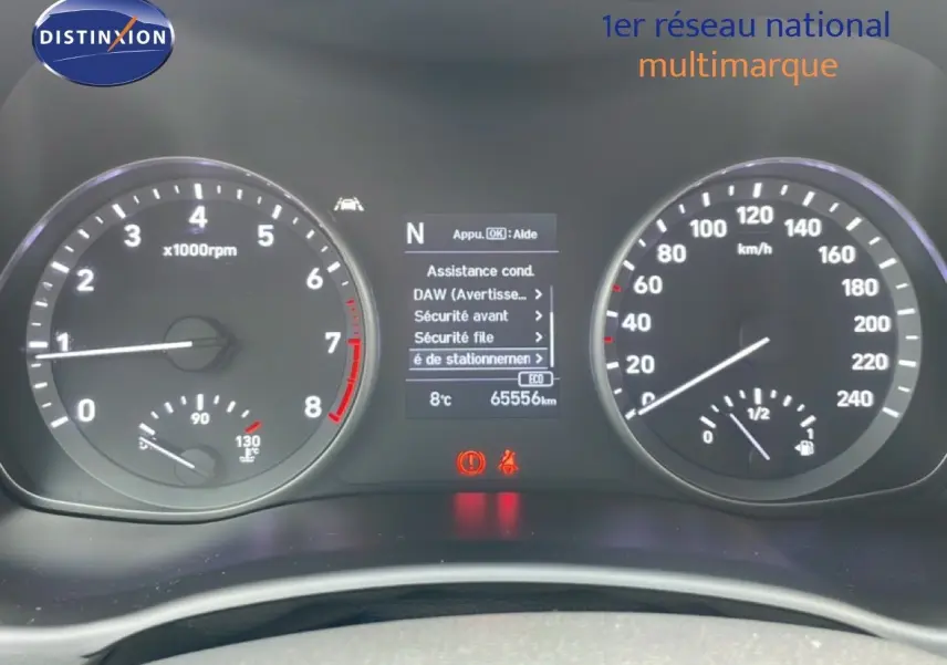 Vue rapprochée du tableau de bord numérique de la Hyundai i30 SW blanc Atlas, affichant compte-tours et vitesse.