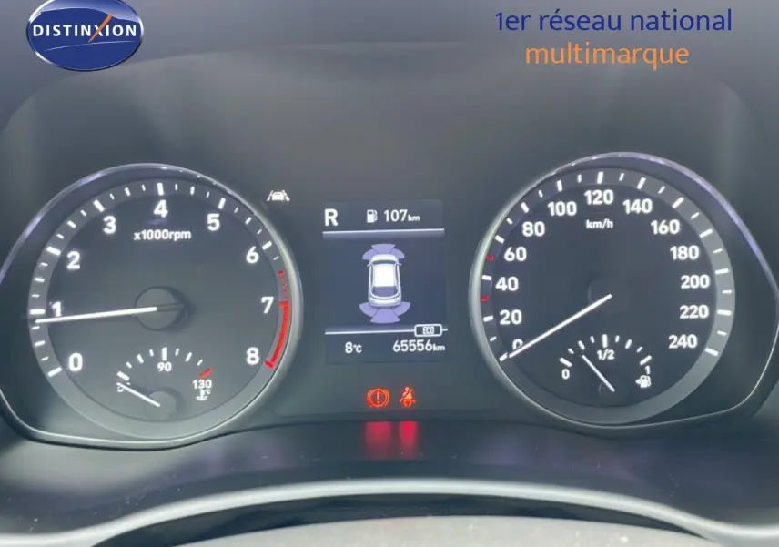 Vue rapprochée du tableau de bord de la Hyundai i30 SW blanc atlas, affichant compte-tours, vitesse et écran central digital.