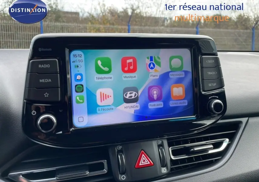 Vue rapprochée de l’écran tactile central du tableau de bord d’une Hyundai i30 SW 2022, interface Apple CarPlay affichée.