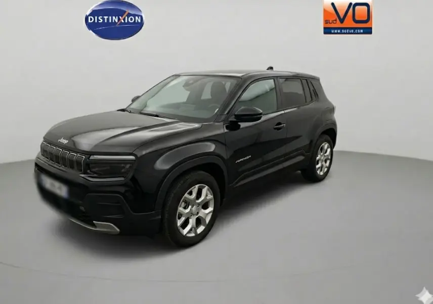 Jeep Avenger noir en 3/4 avant droit, avec jantes alliage 17 pouces et calandre distinctive noire.
