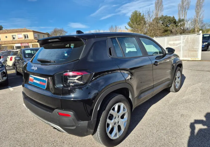 Jeep Avenger noir vue 3/4 arrière droit, avec jantes alliage 17 pouces et feux arrière LED distinctifs.