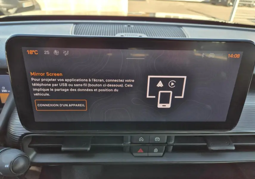 Vue rapprochée de l'écran tactile central du Jeep Avenger 2024 noir, affichant la fonction Mirror Screen.